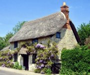 Cotswolds thatch house in Gloucester, England.jpeg