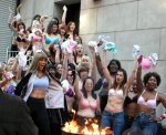 000tyra_banks_bra_burn_2_big.jpg